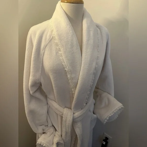 Subtle Luxury White Robe - Picture 2 of 8